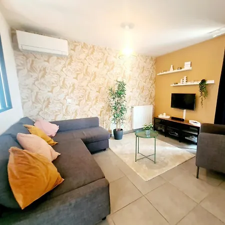 De 4 Avec Terrasse De 150 M2 Et Parking Prive Daire *